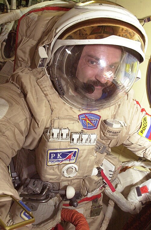Fayl:AKaleri inside Orlan Spacesuit.jpg