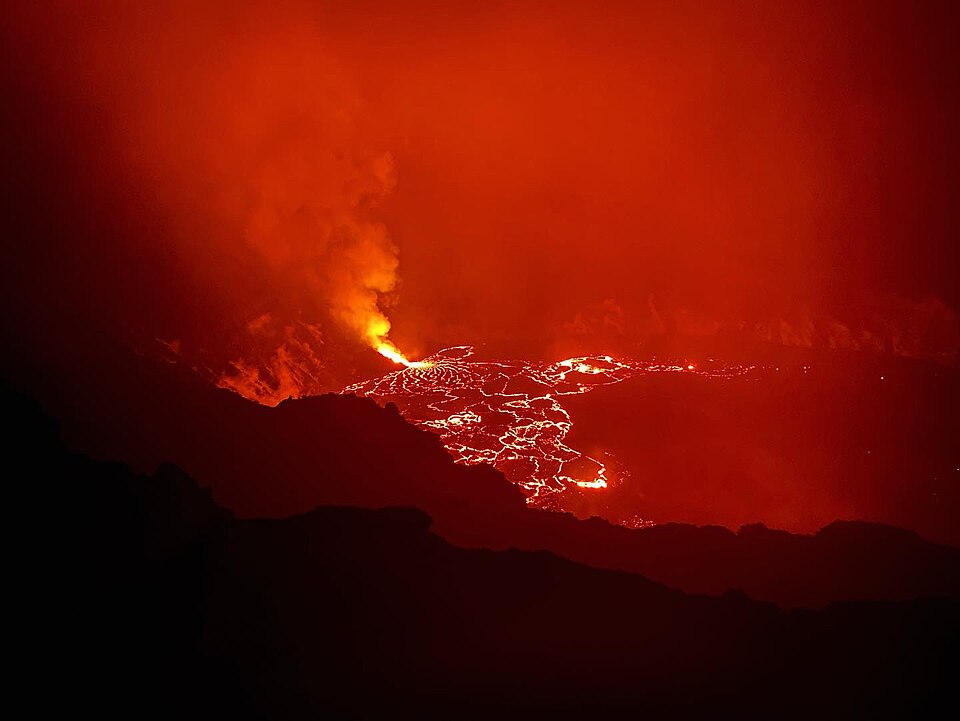 Fayl:Kīlauea - Volcano eruption.jpg