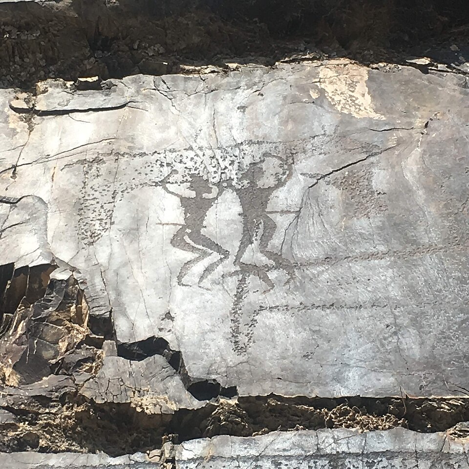 Fayl:Petroglyph of couple.jpg