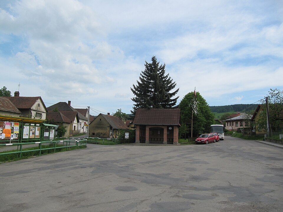 Fayl:Šanov (ZL), náves.jpg
