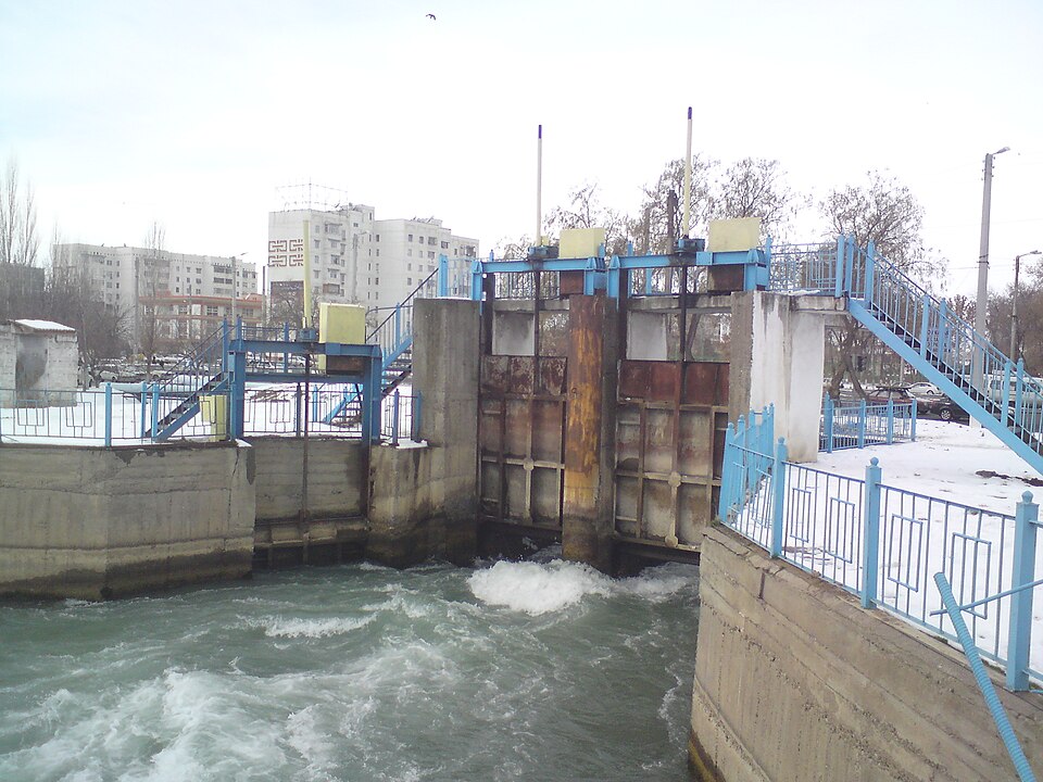 Fayl:Водоотделитель на канале Калькауз.JPG