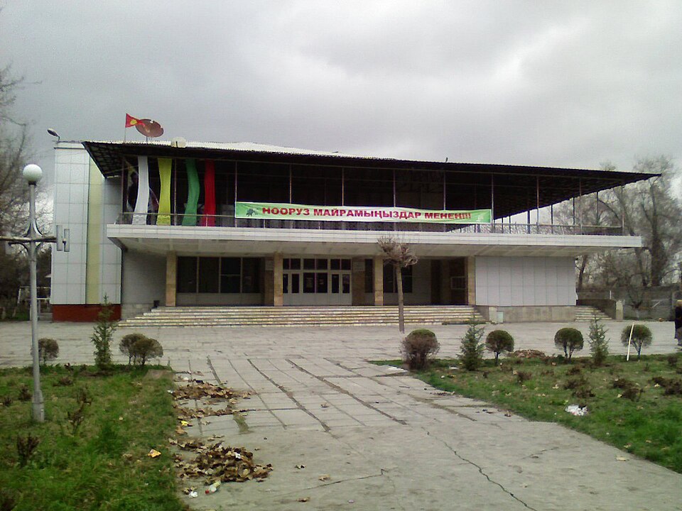 Fayl:Ош өзбек театры.jpg