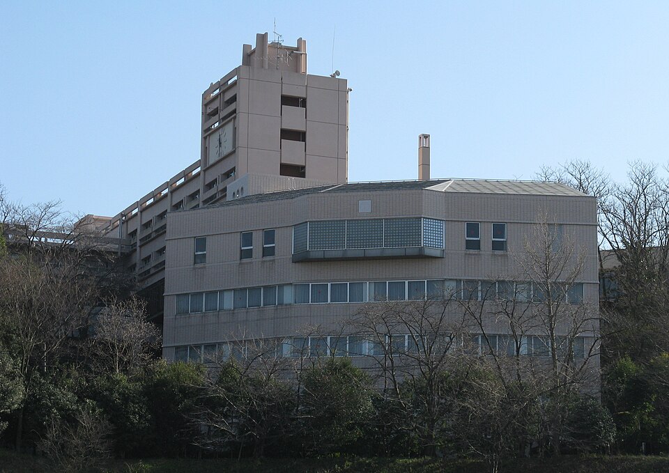 Fayl:Tezukayama Gakuin University (Sayama).jpg