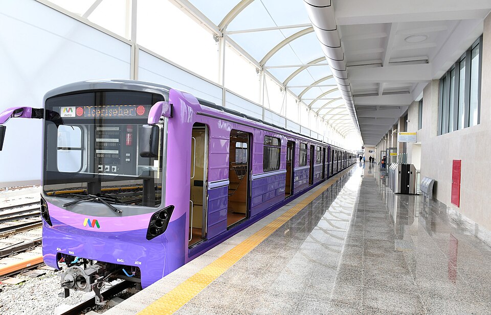 Fayl:81-717M at Bakmil metro station.jpg