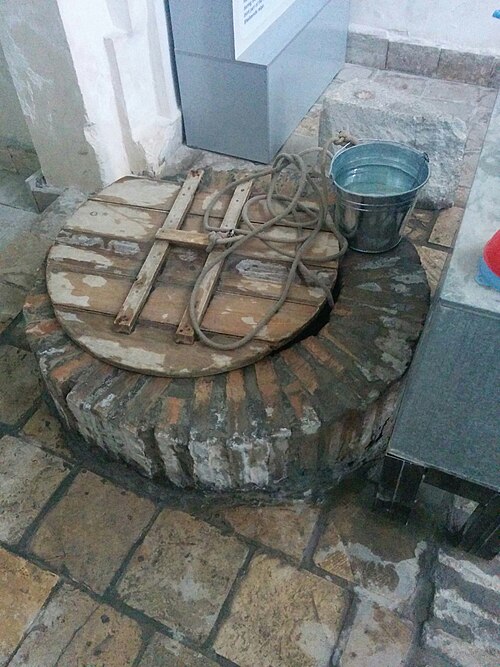 Fayl:Chashmai Ayyub ichidagi quduq.jpg