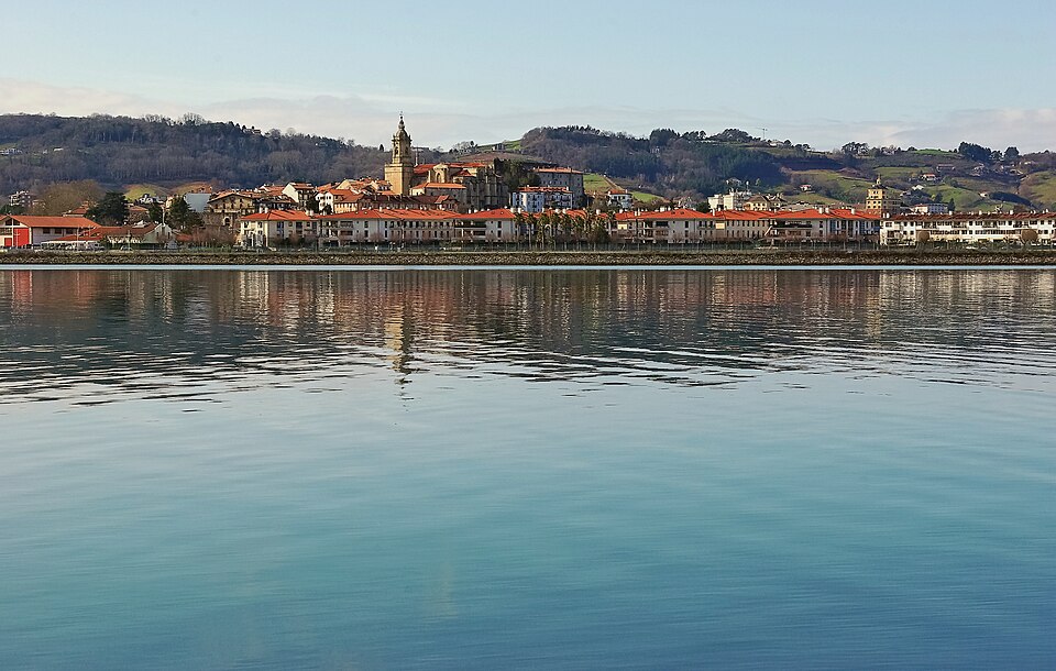 Fayl:Fontarrabie depuis Hendaye 2012.jpg