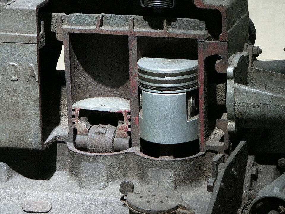 Fayl:Piston of DAT engine.jpg