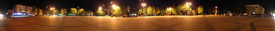 Fayl:Нічна панорама Центральної площі Прилук.jpg