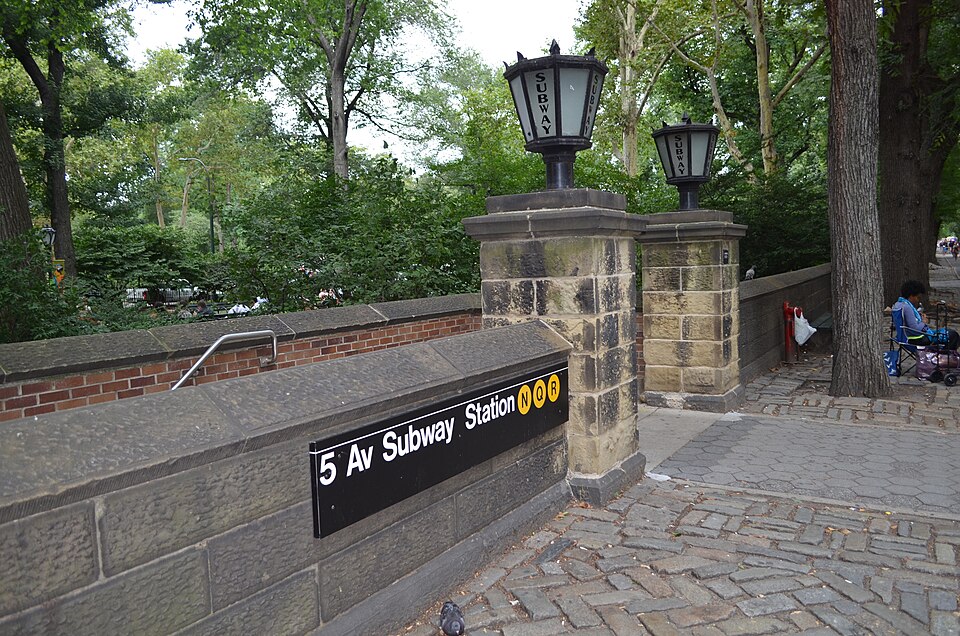 Fayl:5 Av Subway Station entrance.jpg