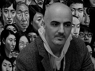 Rassom Karl Rendall (1975 yilda tugʻilgan). 2012 yil Tokio Geidaidagi Nomura Art mukofoti sovrindori.