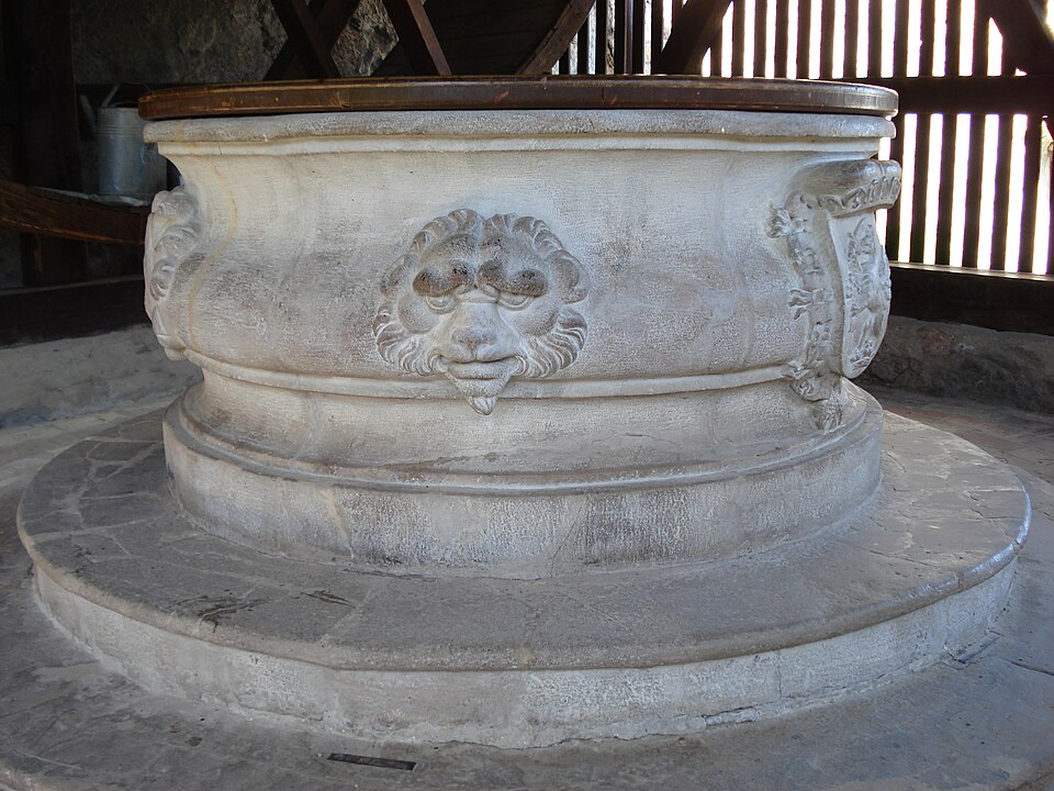 Fayl:Forchtenstein-Fountain.JPG