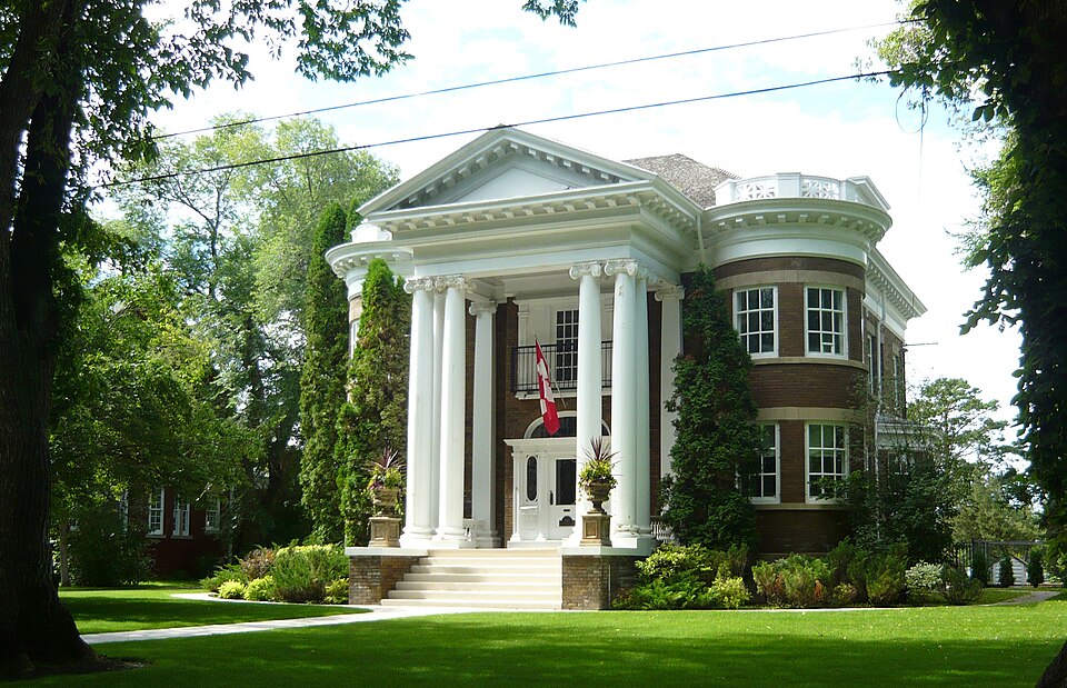 Fayl:Hopkins House Saskatoon 2010.jpg