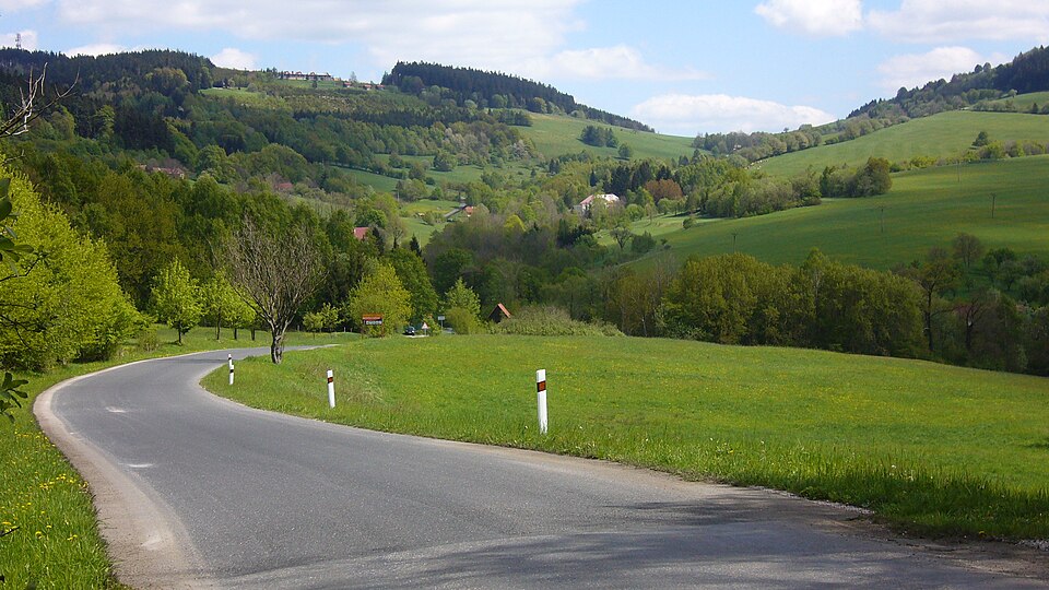Fayl:Lopeník, příjezd do obce.jpg