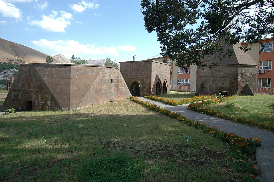 Fayl:Bitlis Ihasiye Serafhan Medresesi 1453.jpg