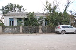 Tashlab ketilgan maktab binosi.