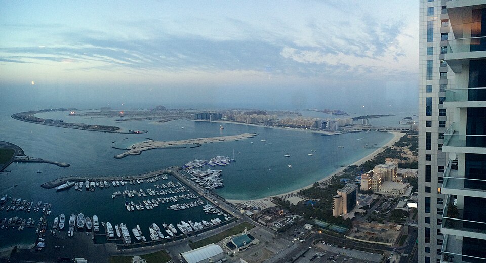 Fayl:Palm Jumeirah from Dubai Marina.jpg