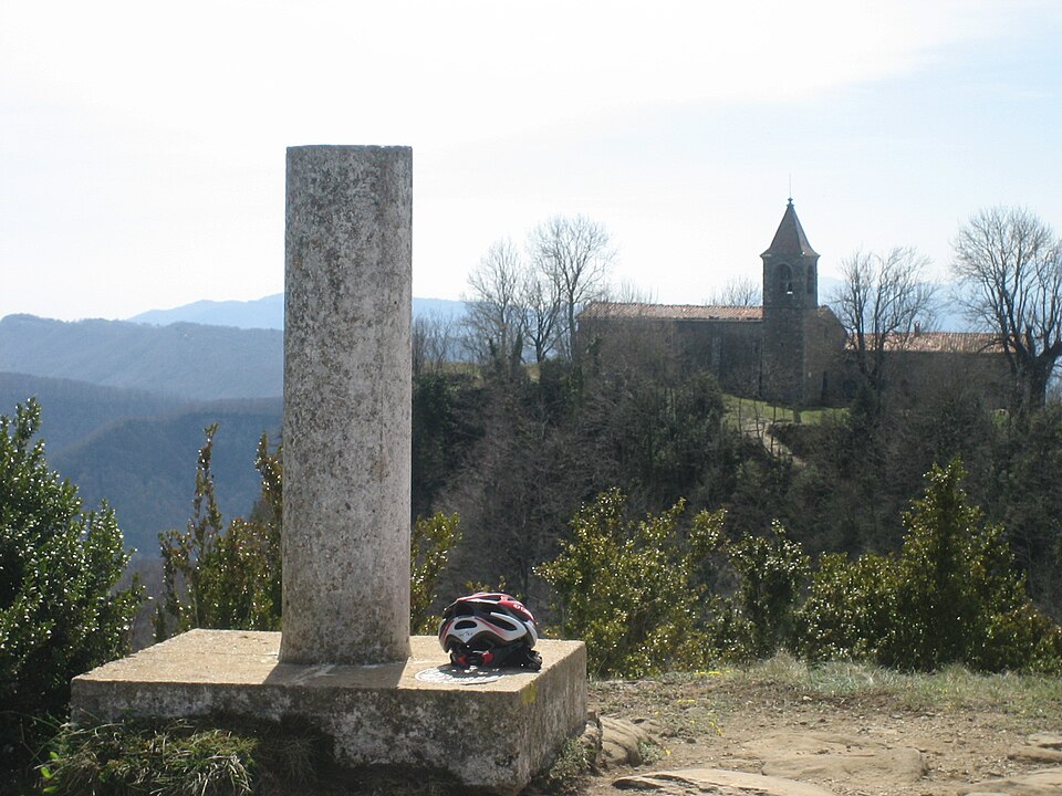 Fayl:Vèrtex i santuari de cabrera.JPG