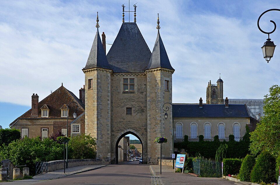 Fayl:2012-DSC 0335-Villeneuve-sur-Yonne-Porte-de-Joigny.jpg