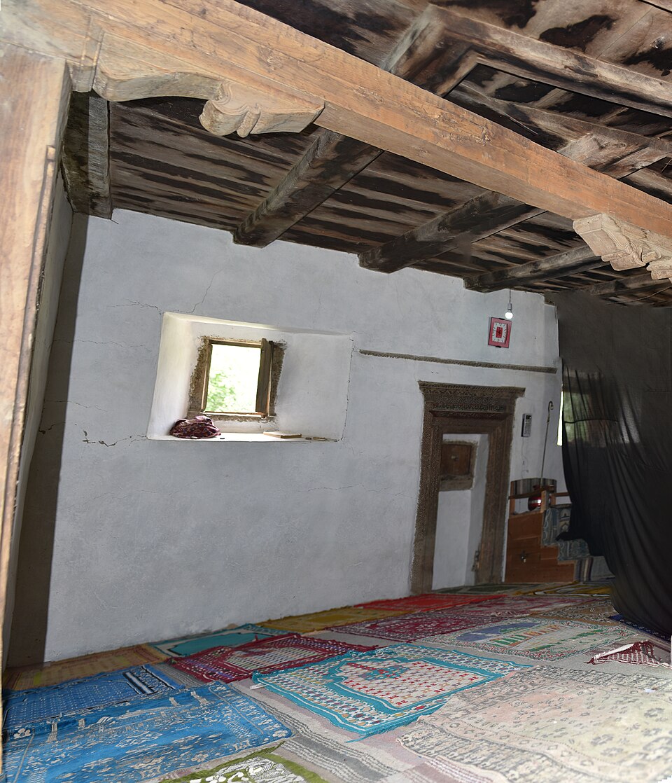 Fayl:Amburiq Mosque Inside View.jpg
