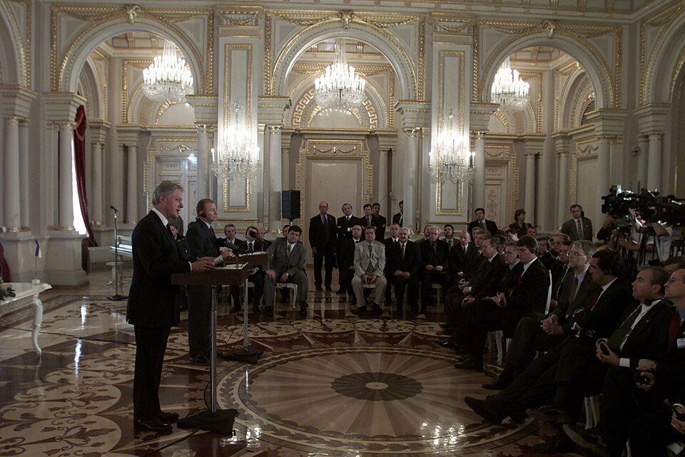 Fayl:Clinton Kuchma 2000 Kiev.jpg