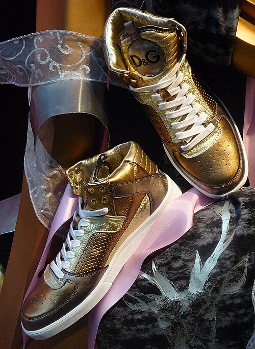 Fayl:D&G Golden Sneakers.jpg