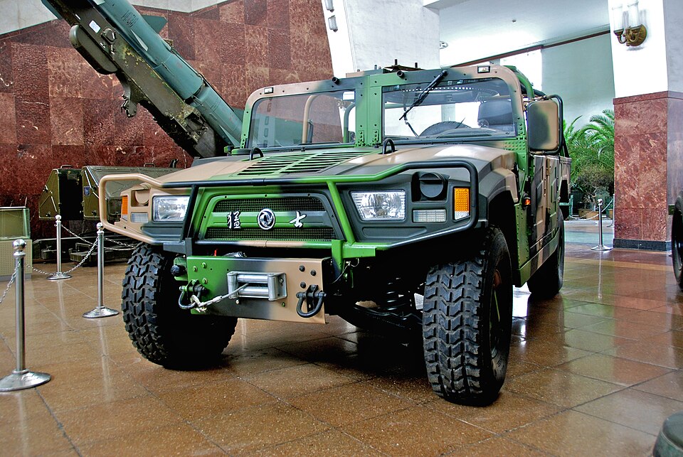 Fayl:Dongfeng EQ2050 in exhibition.jpg