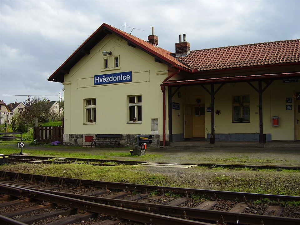 Fayl:Hvezdonice-nadrazi.jpg
