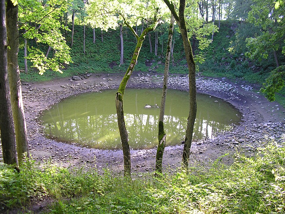 Fayl:Kaali main crater on 2005-08-10.3.jpg