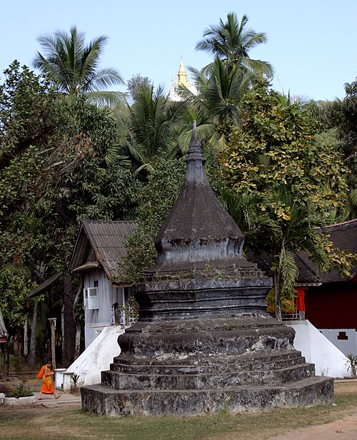Fayl:Luang Prabang-Wat Aham-12-Prang-gje.jpg