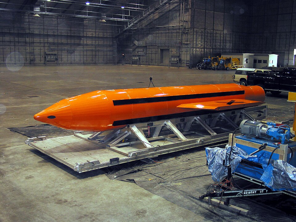 Fayl:MOAB bomb.jpg