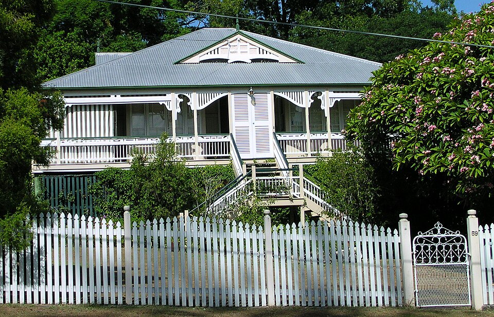Fayl:Queenslander home, Australia.jpg