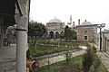 Masjid oldidagi bogʻning qarshisida joylashgan Şemsi posho madrasasi