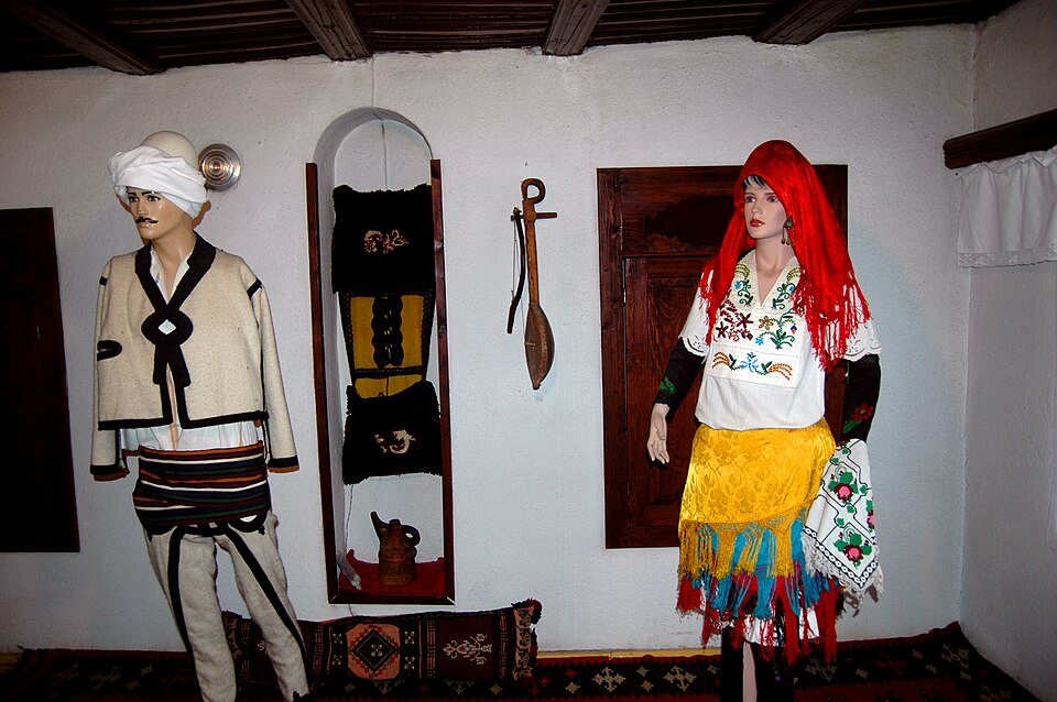 Fayl:Traditional clothings.jpg