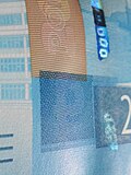 Kipp effekti banknotning chap tomonidan oʻtkir burchak ostida koʻrilgan