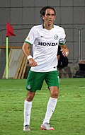 Isroillik yarim himoyachi Yossi Benayoun 2009-yil sentabr oyida Premyer-ligada xet-trik qayd etgan birinchi osiyolik futbolchiga aylandi.