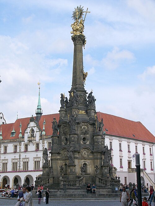 Fayl:Holy Trinity Column.jpg