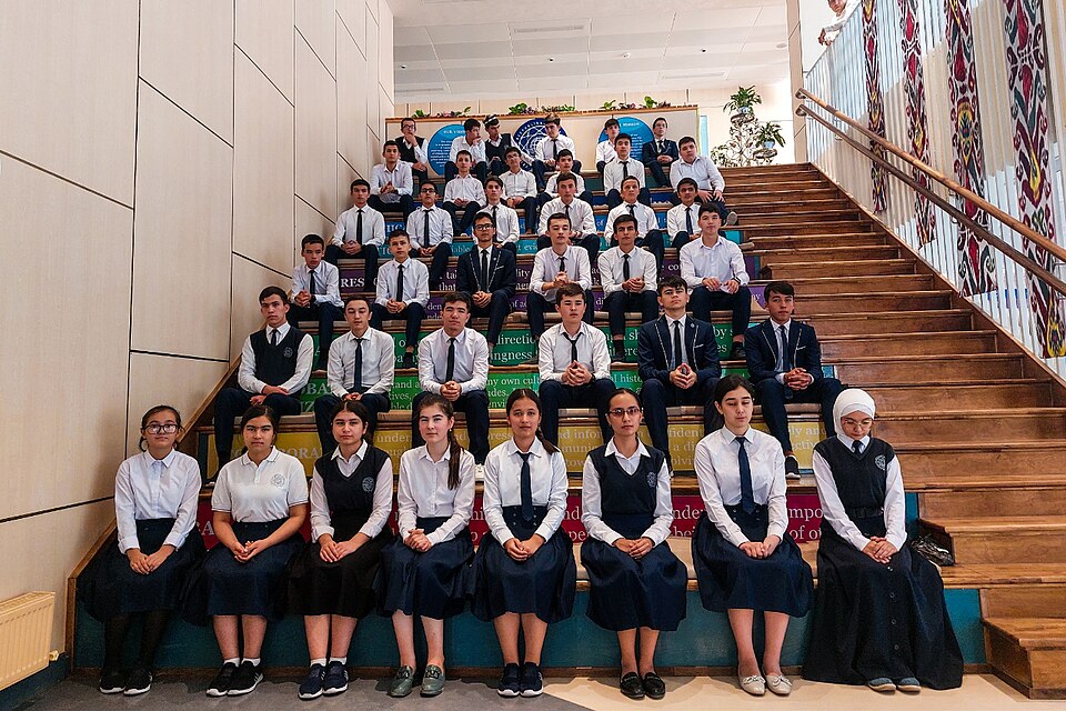 Fayl:Students of President school Khiva.jpg