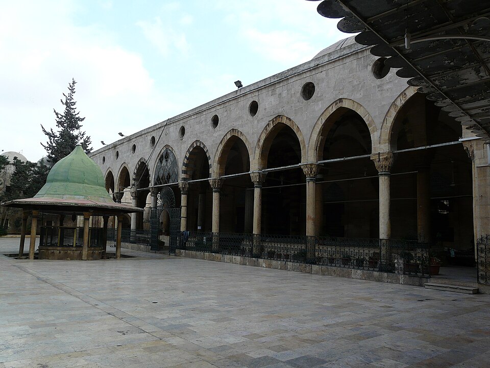Fayl:Al-Adiliyah mosque2.jpg