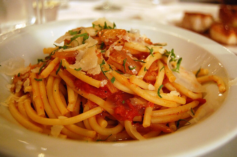 Fayl:Bucatini (amatriciana rossa).jpg