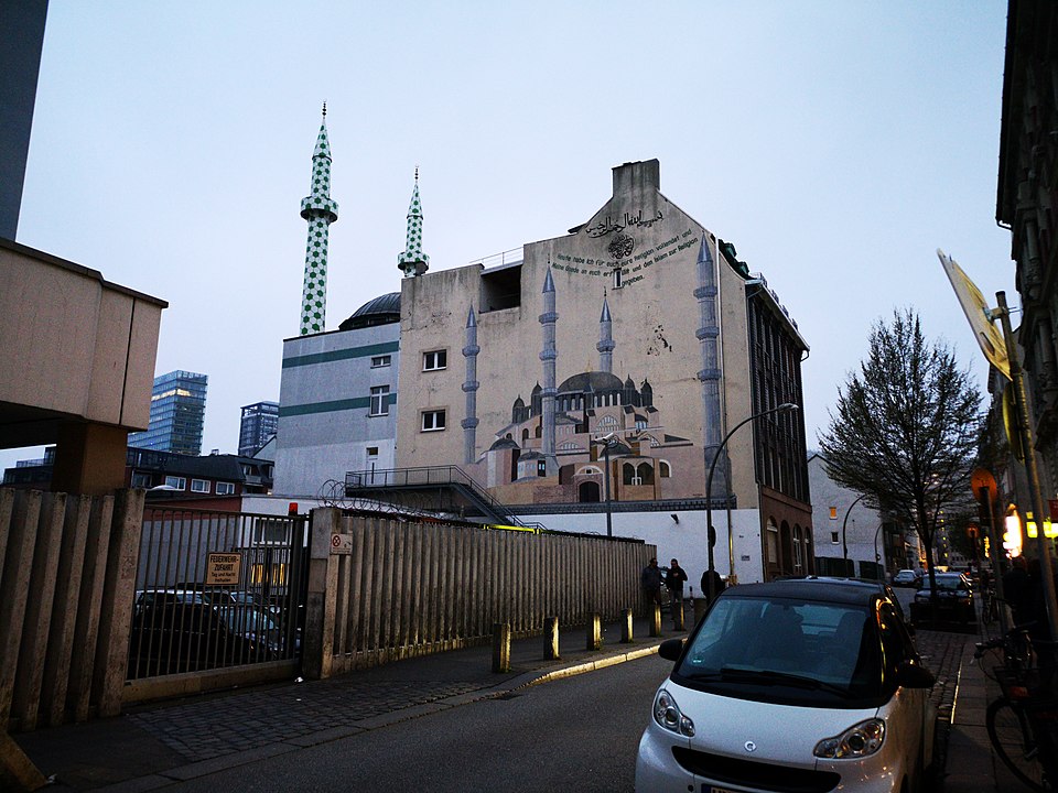 Fayl:Centrum-Moschee Hamburg im Jahr 2019.jpg