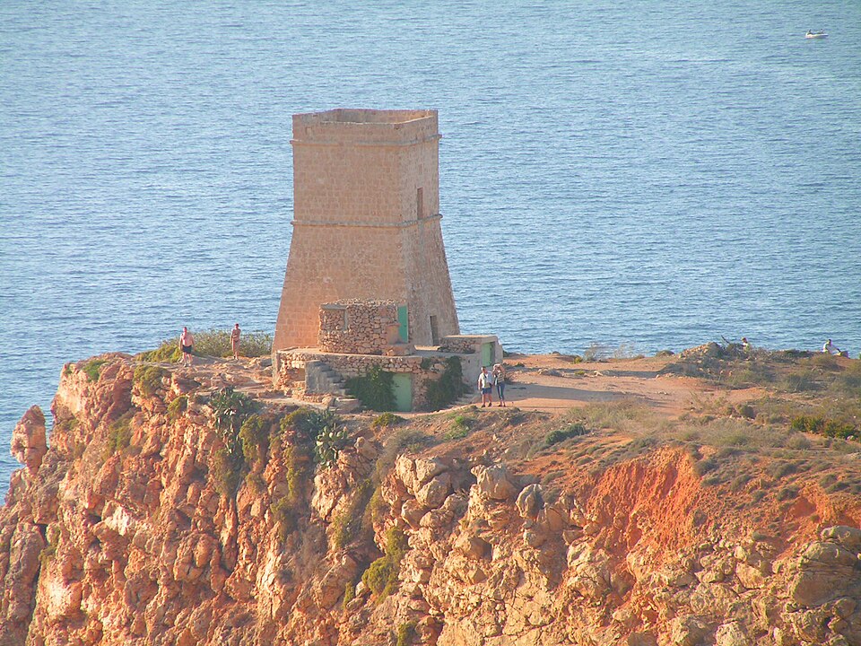 Fayl:Ghajn Tuffieha Tower (1).jpg