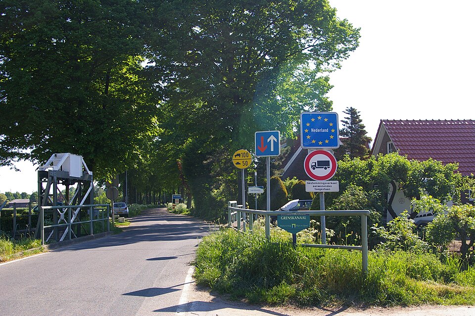 Fayl:Netterden Dutch-German border.jpg