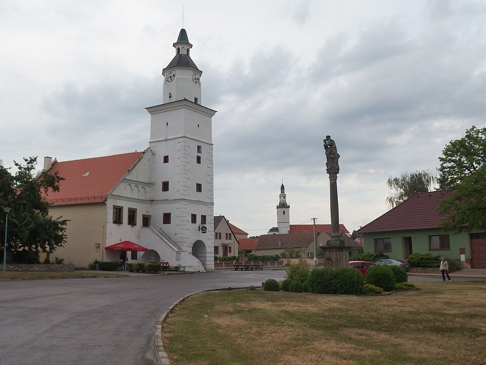 Fayl:Olbramovice (ZN), náměstí.jpg