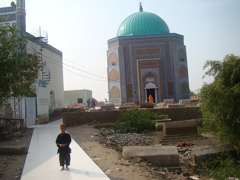 Fayl:Shrine of Makhdoom Bilawal shaheed.JPG