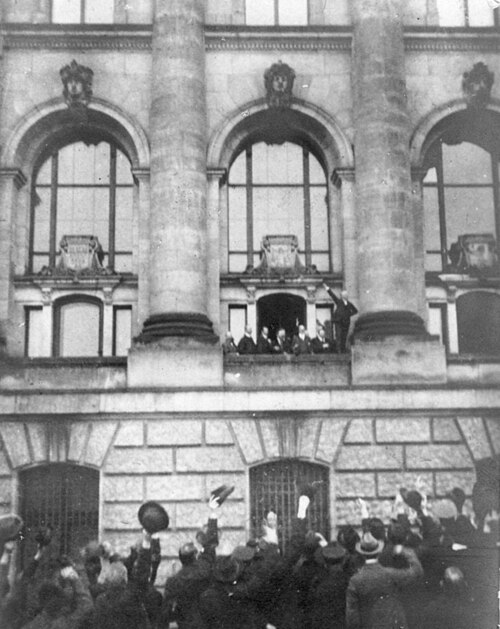 Fayl:Ausrufung Republik Scheidemann.jpg