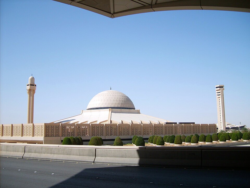 Fayl:King Khalid Airport Mosque.jpg