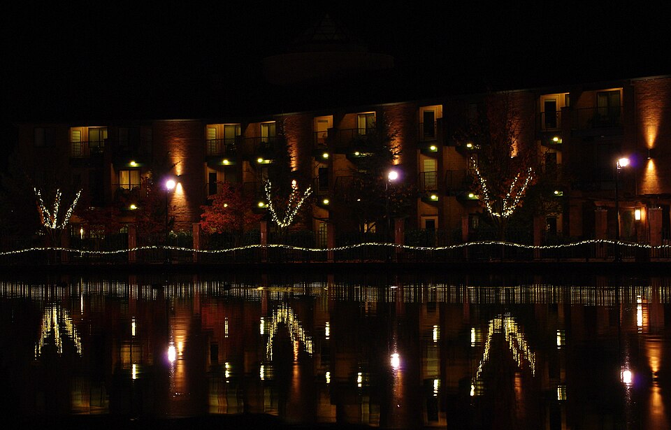 Fayl:Tualatin Commons night.JPG