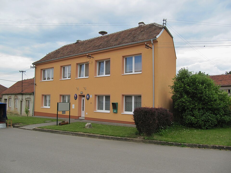 Fayl:Dobročkovice, OÚ.jpg