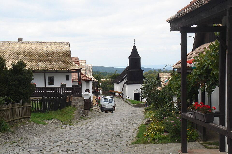 Fayl:Holloko Village Center.jpg