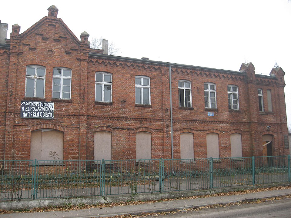 Fayl:Ilowo-osada szkola zawodowa 02 beax.jpg